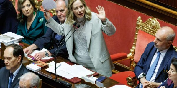 🔥 Scontro acceso al Senato: Meloni apre al dialogo, Renzi attacca — «Sembrate la famiglia Addams»