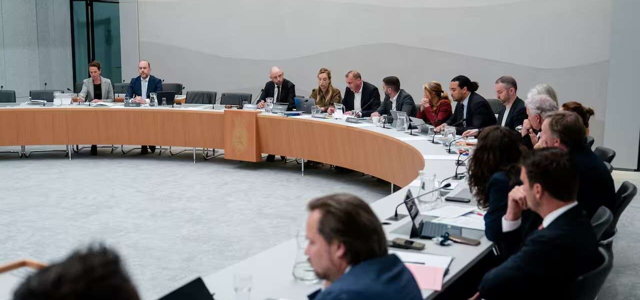 ⚡ Politieke chaos in Den Haag: woede om ‘gekaapte’ asielbetoging slaat over op elkaar