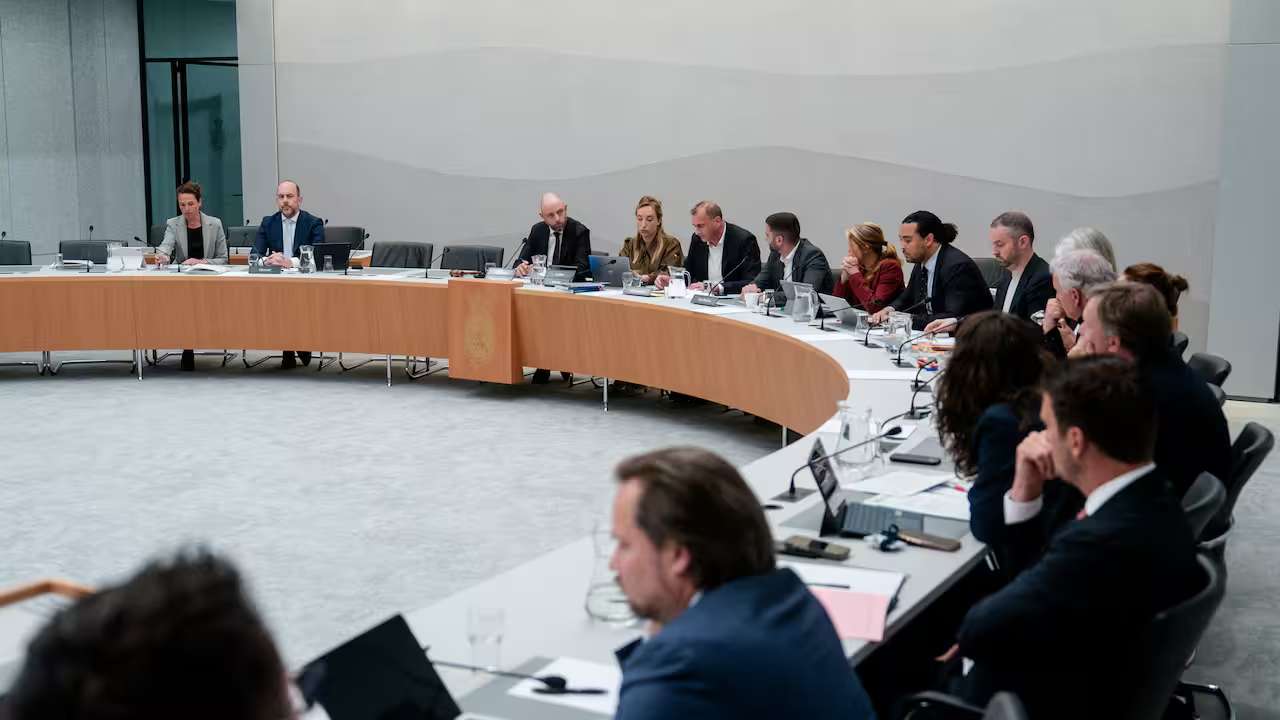 ⚡ Politieke chaos in Den Haag: woede om ‘gekaapte’ asielbetoging slaat over op elkaar