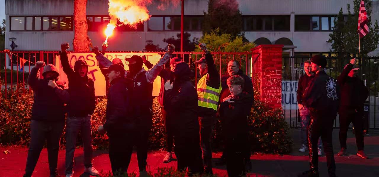 Politieke storm na ‘gekaapte’ asielbetoging: politici vallen elkaar hard aan