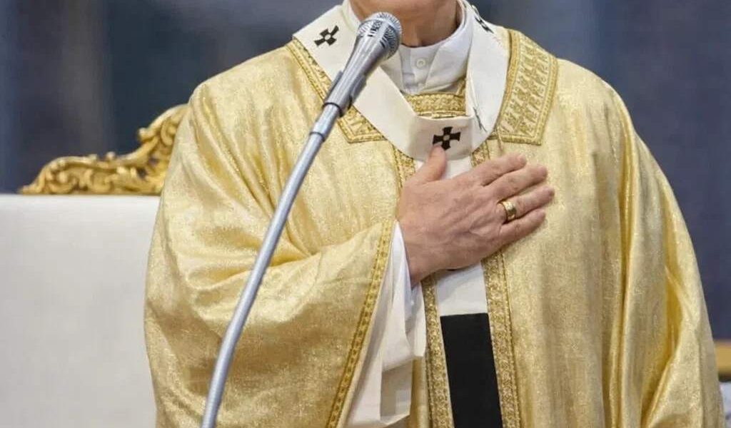 No one expected him to sing — but when Pope Leo XIV began a quiet prayer for peace, the entire square fell into a profound silence. 🌍🕊️