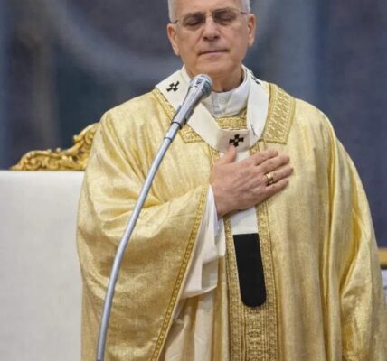 No one expected him to sing — but when Pope Leo XIV began a quiet prayer for peace, the entire square fell into a profound silence. 🌍🕊️