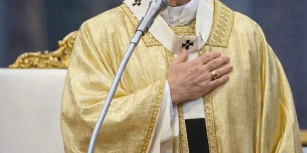 No one expected him to sing — but when Pope Leo XIV began a quiet prayer for peace, the entire square fell into a profound silence. 🌍🕊️