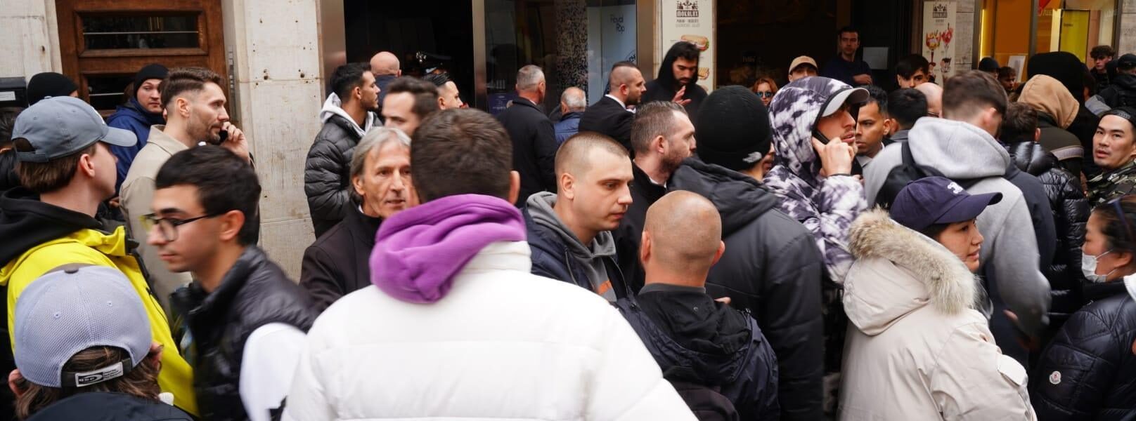 Caos per il nuovo Swatch “Royal Pop”: gente accampata tutta la notte e intervengono i carabinieri