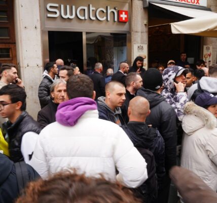 Caos per il nuovo Swatch “Royal Pop”: gente accampata tutta la notte e intervengono i carabinieri