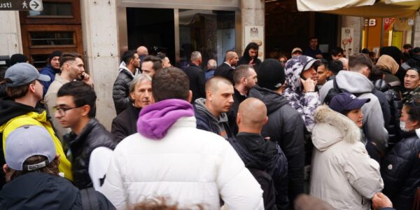Caos per il nuovo Swatch “Royal Pop”: gente accampata tutta la notte e intervengono i carabinieri