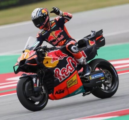 Acosta vola a Barcellona e conquista la pole: Bagnaia e Bezzecchi deludono tutti
