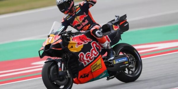 Acosta vola a Barcellona e conquista la pole: Bagnaia e Bezzecchi deludono tutti