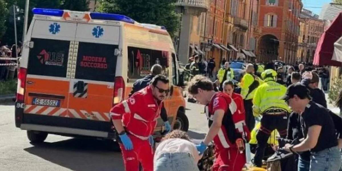 Paniek in Italië: man rijdt in op menigte en steekt slachtoffer neer, meerdere gewonden