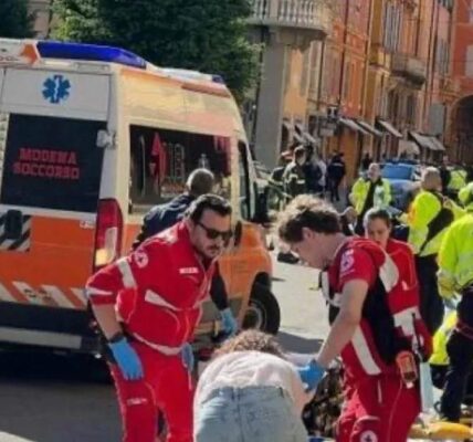 Paniek in Italië: man rijdt in op menigte en steekt slachtoffer neer, meerdere gewonden
