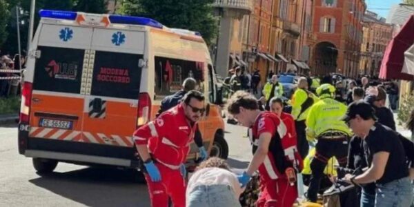 Paniek in Italië: man rijdt in op menigte en steekt slachtoffer neer, meerdere gewonden