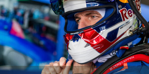 Verstappen domineert met gigantische voorsprong, stapt uit… en keert later terug voor de finish