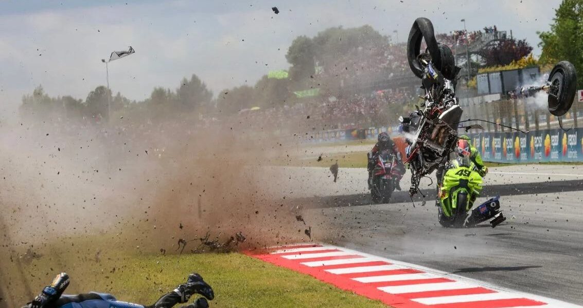 Frayeur en MotoGP : Alex Marquez et Johann Zarco violemment projetés au sol, direction l’hôpital