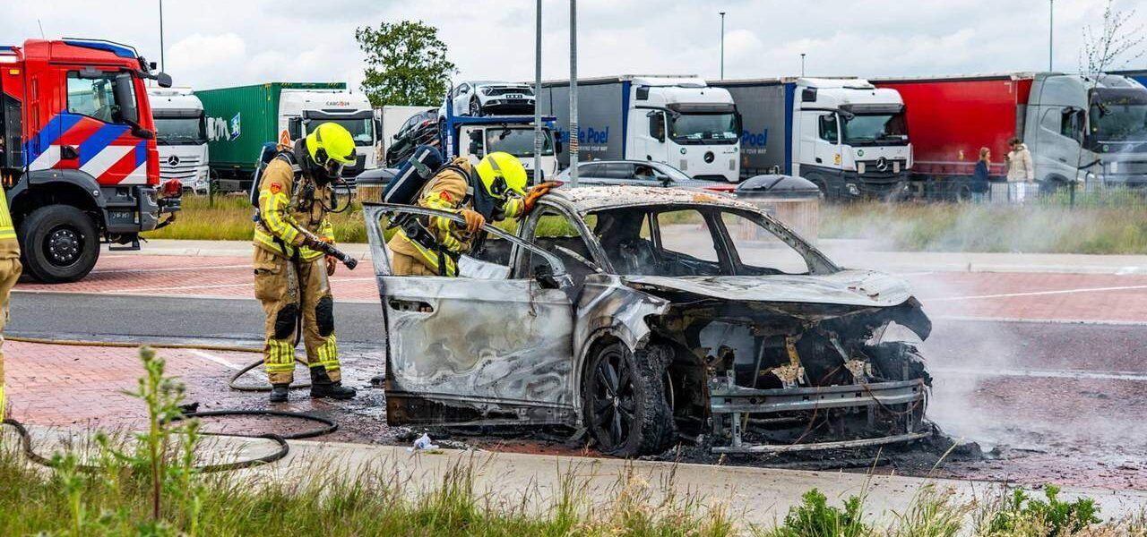Chaos langs de A28: tientallen voetbalsupporters raken verwikkeld in massale vechtpartij bij tankstation