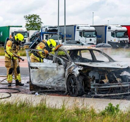 Chaos langs de A28: tientallen voetbalsupporters raken verwikkeld in massale vechtpartij bij tankstation