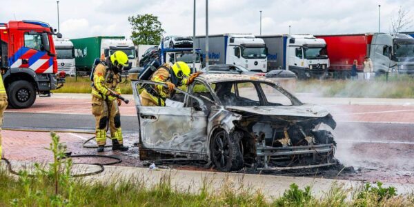 Chaos langs de A28: tientallen voetbalsupporters raken verwikkeld in massale vechtpartij bij tankstation