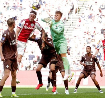 Ongelooflijke heldenrol: keeper Ronald Koeman jr. schiet Telstar naar lijfsbehoud in de Eredivisie