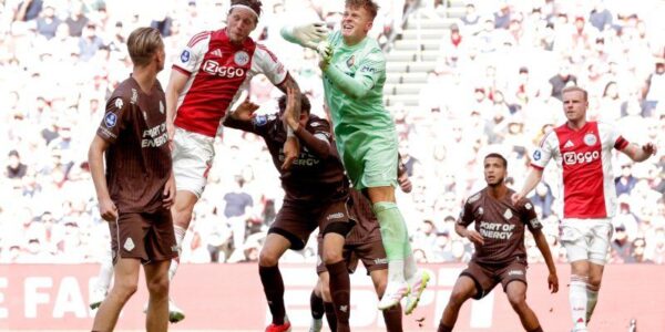 Ongelooflijke heldenrol: keeper Ronald Koeman jr. schiet Telstar naar lijfsbehoud in de Eredivisie