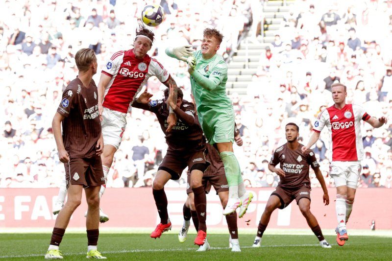 Ongelooflijke heldenrol: keeper Ronald Koeman jr. schiet Telstar naar lijfsbehoud in de Eredivisie