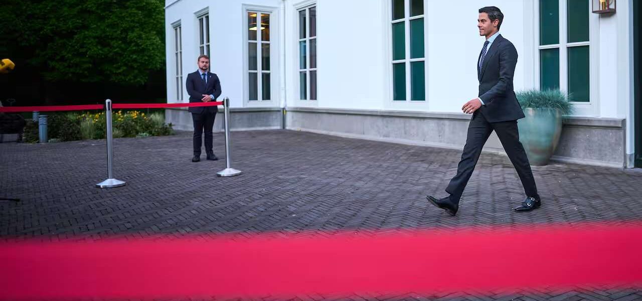Jetten slaat alarm over geweld bij asielprotesten: ‘Keihard ingrijpen is nodig’