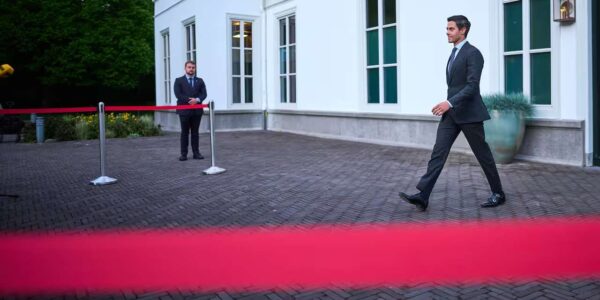 Jetten slaat alarm over geweld bij asielprotesten: ‘Keihard ingrijpen is nodig’