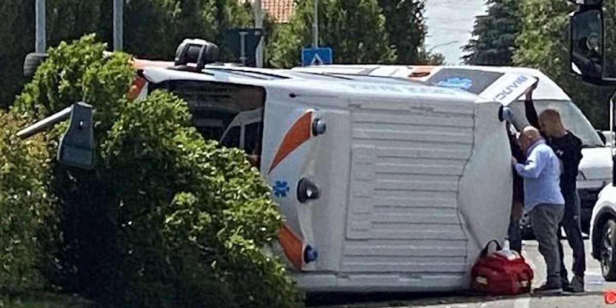Schianto choc a Desio: ambulanza si ribalta dopo una manovra improvvisa, cinque feriti