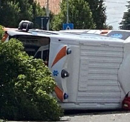 Schianto choc a Desio: ambulanza si ribalta dopo una manovra improvvisa, cinque feriti