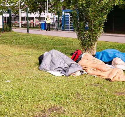 Geen plek meer in Ter Apel: asielzoekers brengen de nacht door in het gras