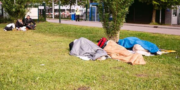 Geen plek meer in Ter Apel: asielzoekers brengen de nacht door in het gras