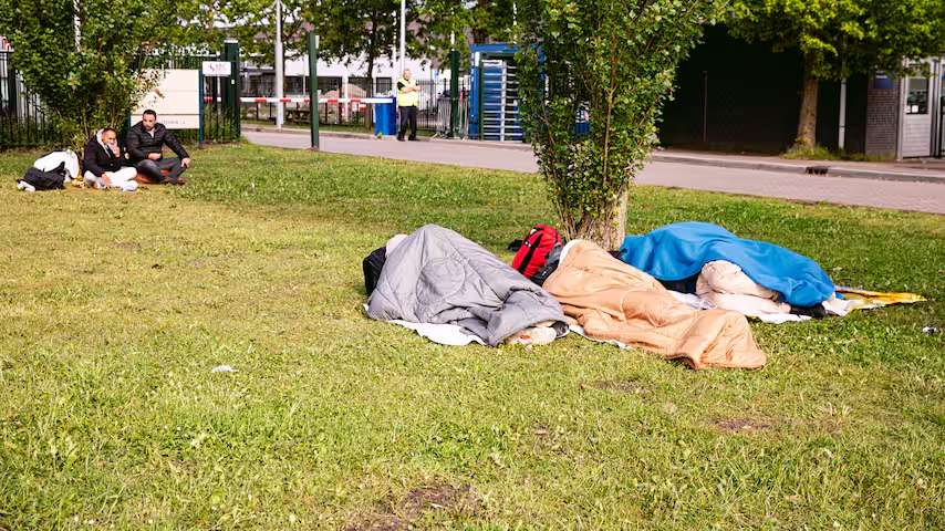 Geen plek meer in Ter Apel: asielzoekers brengen de nacht door in het gras