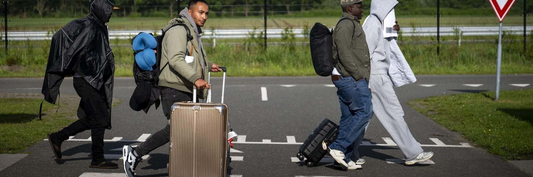 Geen plek meer in Ter Apel: asielzoekers worden noodgedwongen opgevangen in sporthal van Gieten