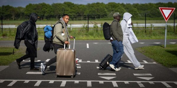 Geen plek meer in Ter Apel: asielzoekers worden noodgedwongen opgevangen in sporthal van Gieten