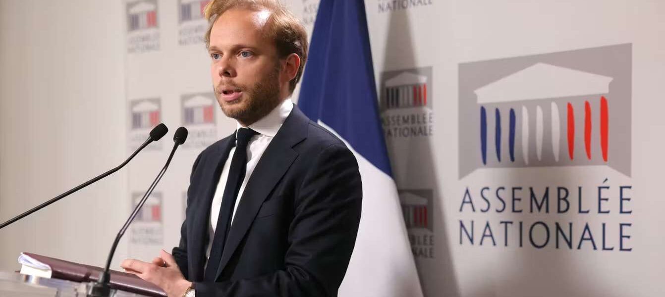 Des clichés volés de Charles Alloncle et de sa collaboratrice provoquent un malaise à l’Assemblée nationale