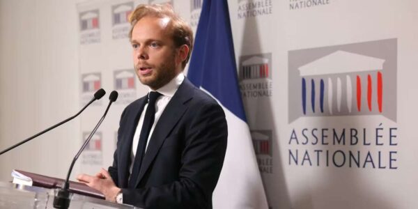 Des clichés volés de Charles Alloncle et de sa collaboratrice provoquent un malaise à l’Assemblée nationale