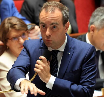 “Images choquantes” : Sébastien Lecornu envisage une action en justice après l’arrestation des militants de la flottille pour Gaza