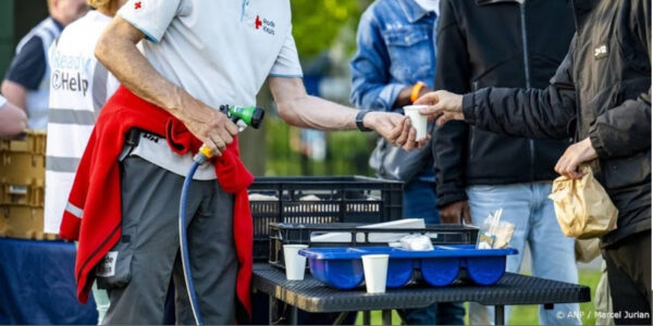 Crisis in Ter Apel verdiept: Rode Kruis hervat noodmaaltijden voor asielzoekers