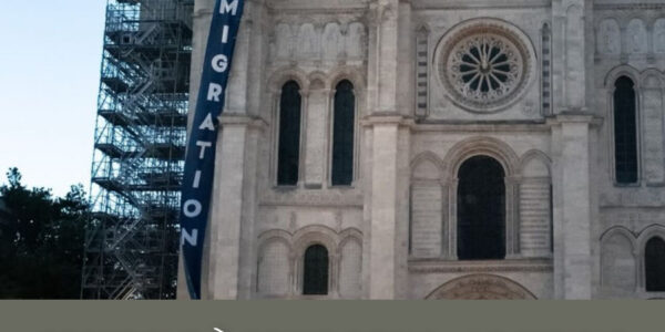 Scandale à Saint-Denis : la mairie porte plainte après l’apparition d’une banderole raciste