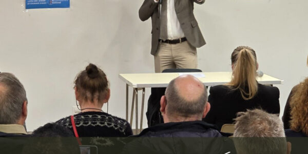 Un crucifix en pleine séance : le geste d’un élu RN qui enflamme le débat