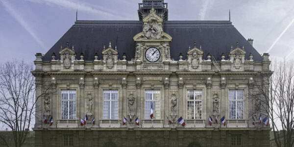 Un conseil municipal transformé en scène de prière : la polémique enfle