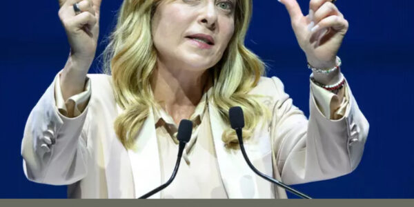 Meloni contro il patentino antifascista: scontro sulla libertà di espressione