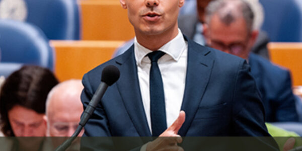 Grote winnaar in nieuwe peiling: FVD stijgt fors terwijl coalitie wegzakt