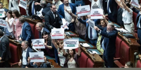 Il duro affondo di Schlein contro Meloni: “L’ossessione di Meloni è capire chi ha tradito, maggioranza colabrodo”