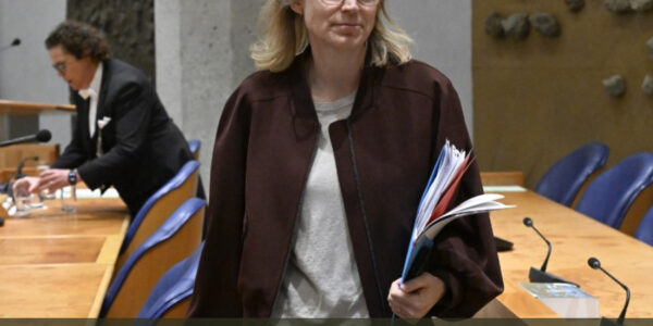 Minister Boekholt schrijft haar verleden anders op: waarom ligt haar Defensie-verleden onder vuur?