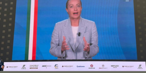 Giorgia Meloni, Bloomberg: «Entra nei libri di storia»