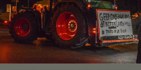 Boeren geven niet op: ondanks de stortregen blijft het protest in Nijkerk doorgaan