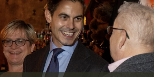 Jetten in New York: pronken met een gaybar terwijl steun voor de begroting nog onzeker is