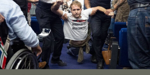 Chaos op D66-congres: Jetten van podium gehaald tijdens pro-Palestijnse actie