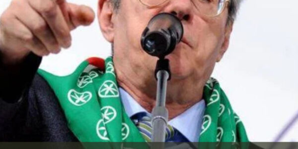 “Meno male che è morto”: insulti shock contro Umberto Bossi, bufera sul Pd
